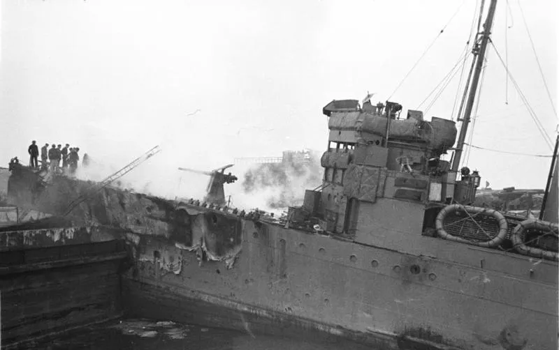 HMS Campbeltown rammed into the dry dock before exploding, Bundesarchiv Bild 101II-MW-3722-22