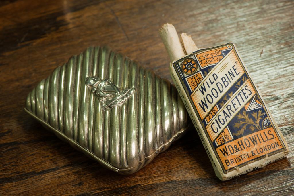 First World War embossed cigarette case with Woodbine cigarettes