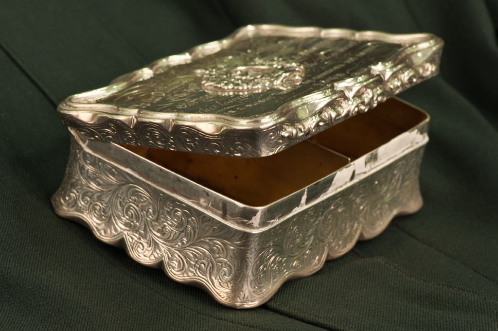 Silver snuff box presented in 1868